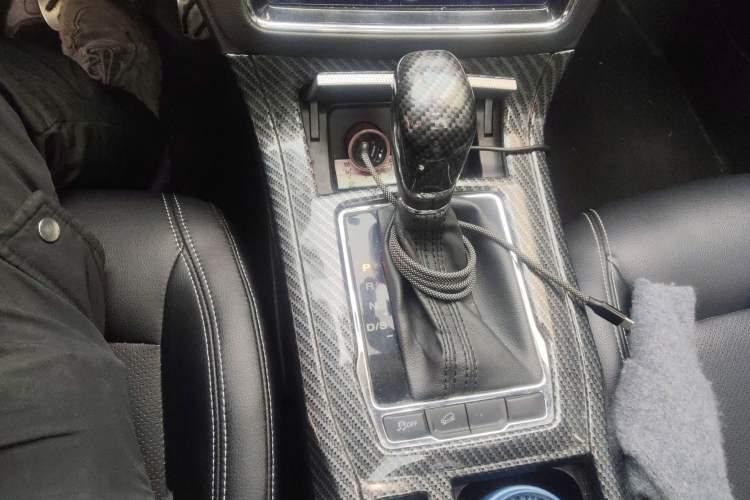 Used Roewe RX5 2016 20T Two-Wheel Drive Automatic Internet Smart Edition
