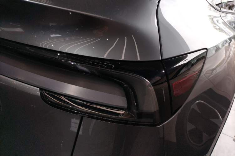 Used Tesla Model Y 2025 Long-Range All-Wheel-Drive Version