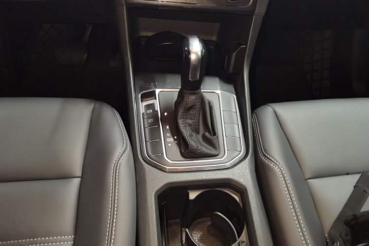 Used Volkswagen Golf Sportsvan 2019 1.6L Automatic Pure Model China V Standard Gear Lever