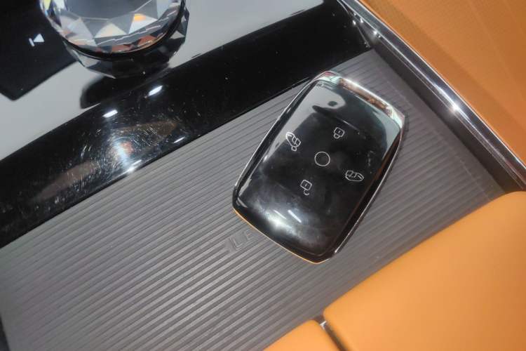 Used Geely Galaxy LEVC L380 2024 140-Degree 6-Seater All-Wheel-Drive Ultra