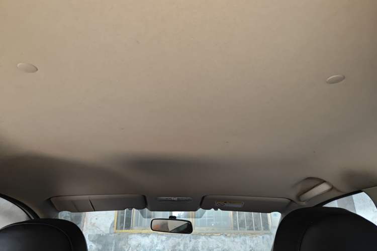 Used Venucia R50 2013 1.6L Automatic Fashion Edition