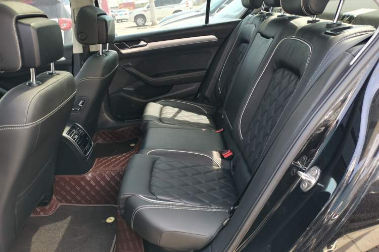 Used Volkswagen Magotan GTE Plug-in Hybrid 2020 GTE Luxury Model Left Rear Seat