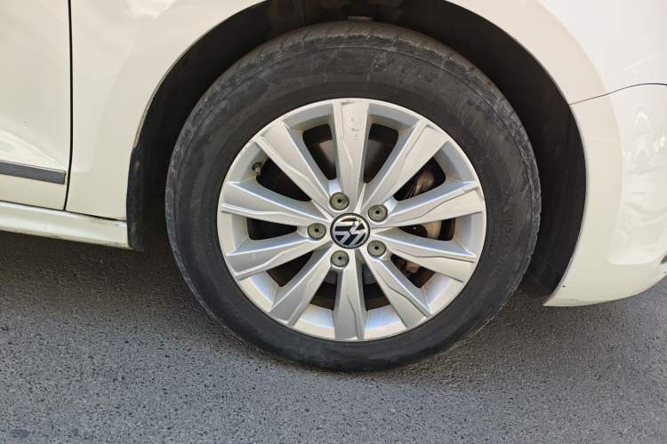 Used Volkswagen Sagitar 2014 Revised Version 1.4TSI Manual Luxury Edition Right Front Wheel Hub