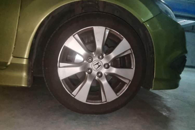 Used Honda Jade 2013 1.8L automatic Comfort version 5 seats Right Front Wheel Hub