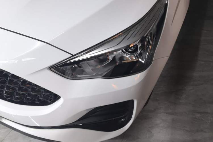 Used Haval M6 2019 1.5T Manual Two-Wheel Drive Elite Version China VI Standard Left Front Headlight