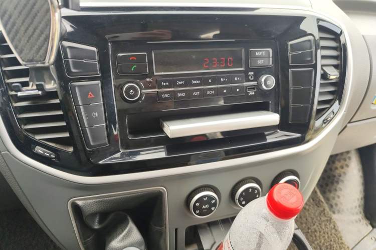 Used SAIC MAXUS Xintu V80 2019 2.5T Classic Model 6-Speed Manual Aotong Long Wheelbase Mid-Height 7-Seater
