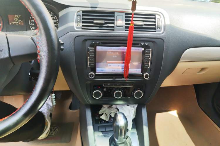 Used Volkswagen Sagitar 2012 1.6L Automatic Comfort Edition Audio And AC Panel