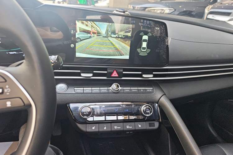 Used Hyundai Elantra 2023 1.5L CVT LUX Prestige Edition
