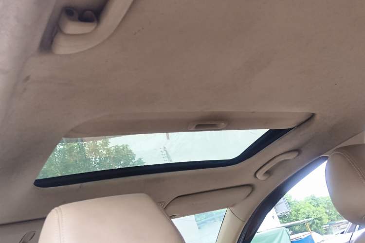 Used Hyundai Verna (older generation) 2010 Sedan 1.4L Automatic Fashionable GT Model Headliner