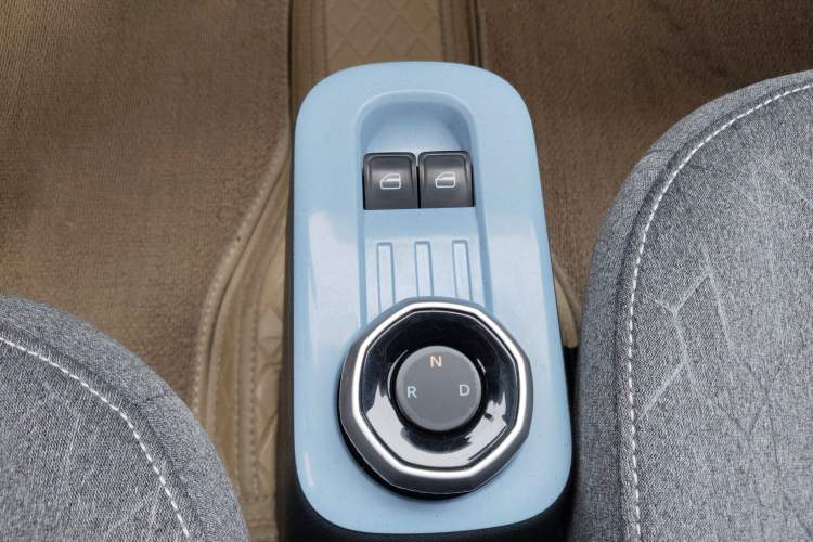 Used Geely Galaxy Panda 2024 Panda Mini 200km Endurance Bear Gear Lever