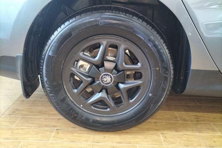 Used BYD Qin PLUS 2025 DM-i Smart Drive 55KM Leading Model Right Rear Wheel Hub