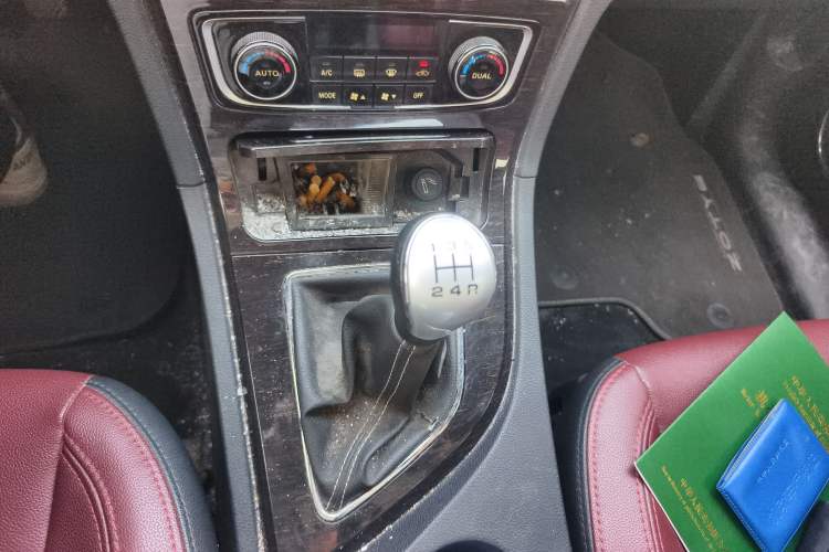 Used Zotye T600 2015 Family Edition 2.0T Manual Luxury Version Gear Lever