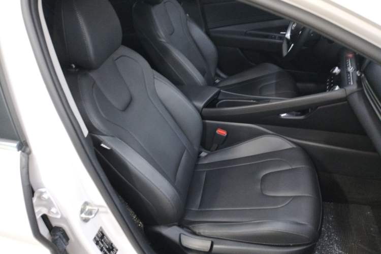Used Hyundai Elantra 2023 1.5L CVT LUX Prestige Edition Right Front Seat
