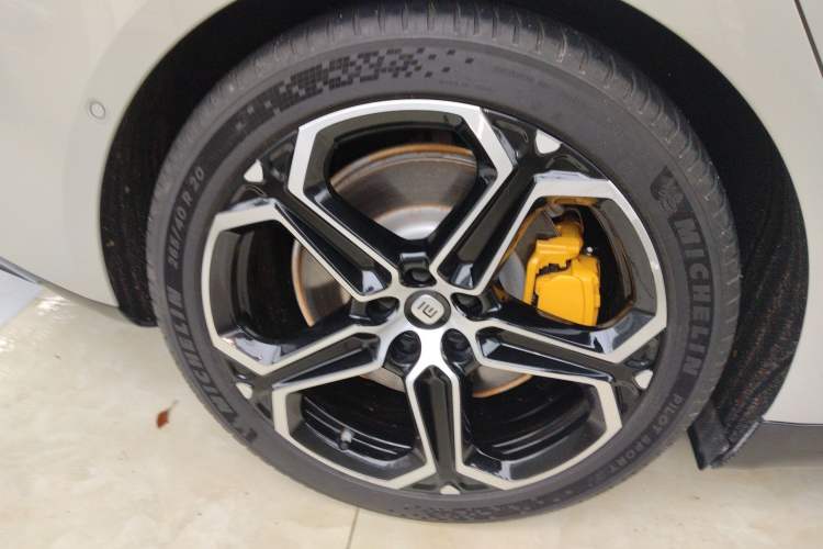 Used Xiaomi Auto SU7 2024 Four-Wheel-Drive Max Founder's Edition Right Rear Wheel Hub