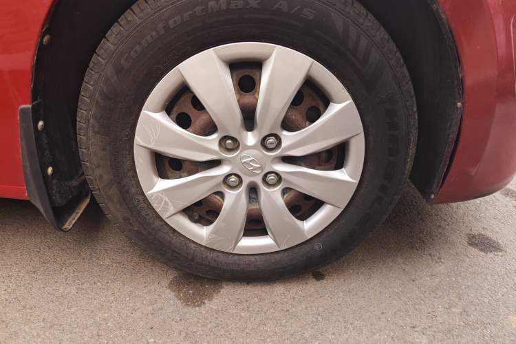 Used Hyundai Verna (older generation) 2010 Sedan 1.4L Manual Comfort GS Right Front Wheel Hub