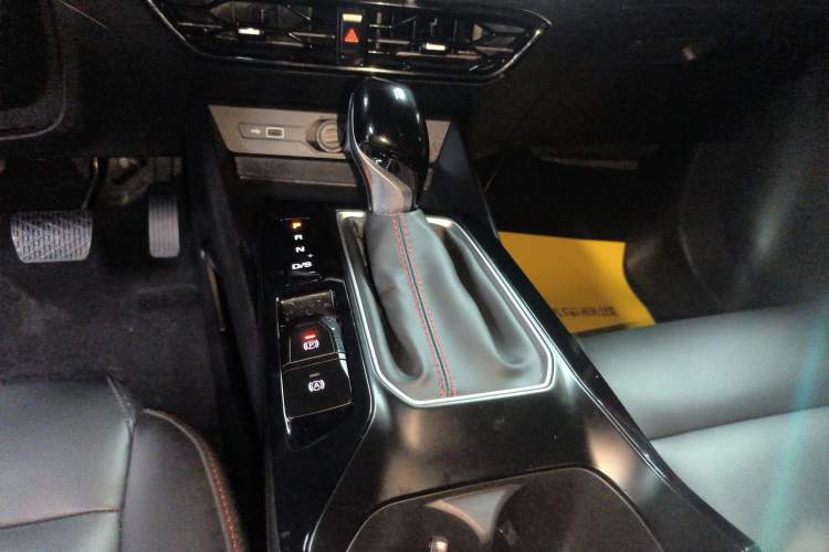 Used MG 5 2021 180 DVVT CVT Youth Luxury Edition Gear Lever