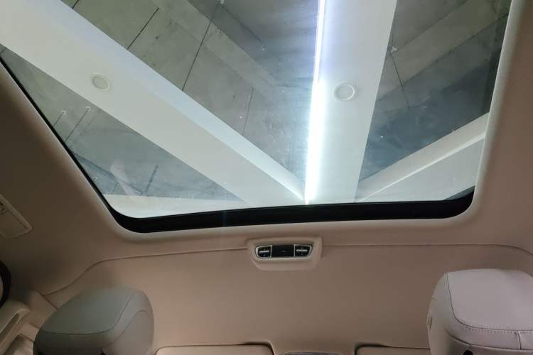 Used Mercedes-Benz V-Class 2017 V 260 Avantgarde Edition Headliner