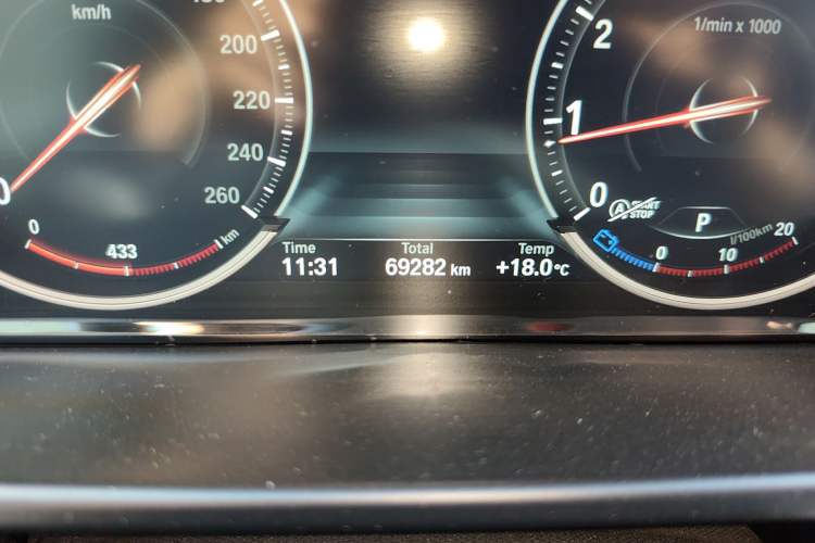 Used BMW X5 2017 xDrive28i Odometer Close Up
