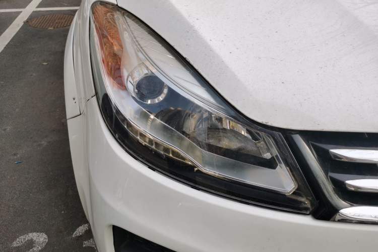 Used JMC Yusheng S350 2016 2.4T Automatic 2WD Diesel Luxury Version with Sunroof 5 Seats Right Front Headlight