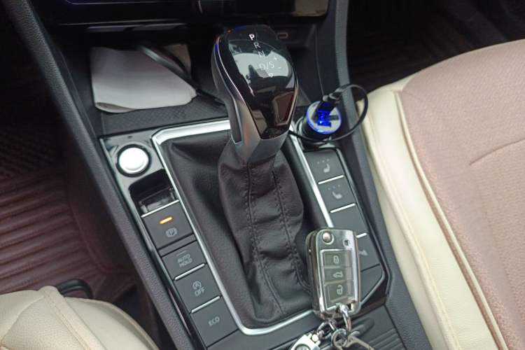 Used Volkswagen Sagitar 2023 200TSI DSG Excellence Edition Gear Lever