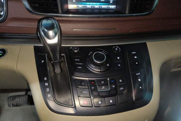 Used Buick GL8 2017 25S Comfort Version China V Standard Gear Lever