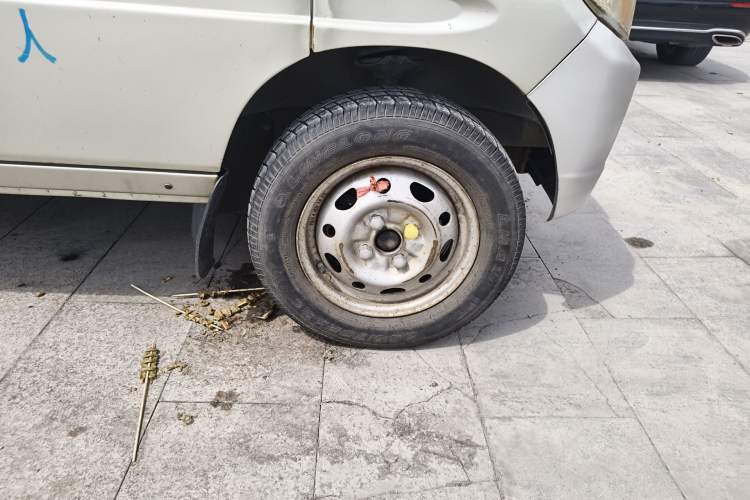 Used Wuling Zhiguang 2010 1.0L Liye Edition Right Front Wheel Hub