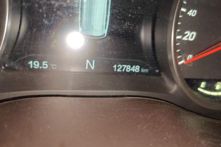 Used Baojun 730 2017 1.8L iAMT Prestige Version 7 Seats Odometer Close Up