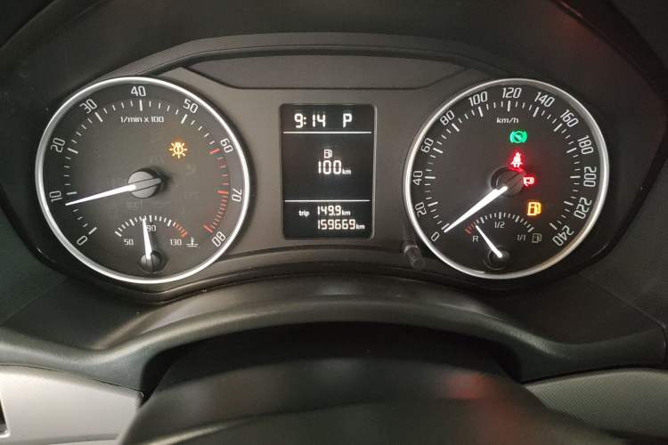 Used Skoda Octavia 2014 1.6L Automatic Yijie Edition Odometer Close Up