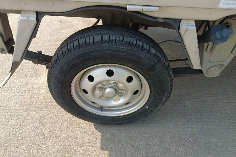 Used Wuling Zhiguang Small Truck 2020 1.2L Single Cab Right Rear Wheel Hub