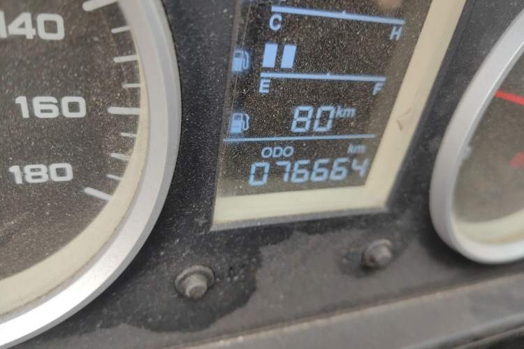 Used Iveco Daily 2020 2.5T A35 Passenger Van with Dual Tires Mid-Roof Design 5-9 Seater Side-Sliding Door China V Emission Standard Odometer Close Up