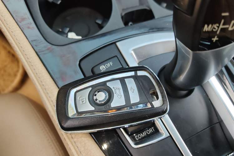 Used BMW 5 Series 2014 520Li Elegant Model
