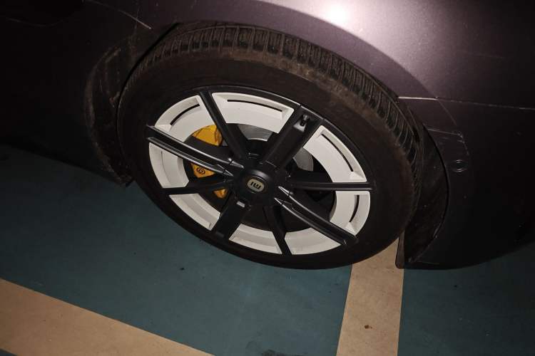 Used Xiaomi Auto SU7 2024 Four-Wheel Drive Ultra-Long Range Advanced Intelligent Driving Max Edition Right Front Wheel Hub