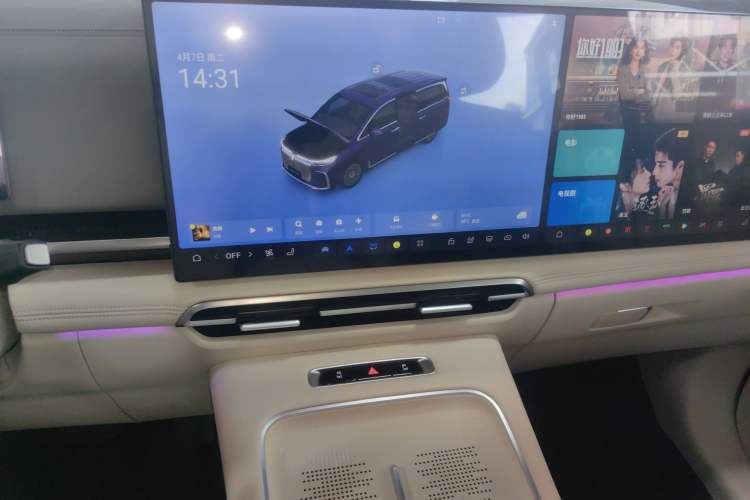 Used VOYAH Dream 2025 PHEV Four-Wheel-Drive Flagship Kunpeng Edition Audio And AC Panel