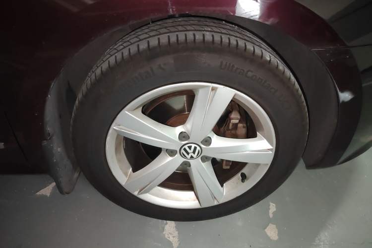 Used Volkswagen Passat 2011 1.8TSI DSG Prestige Edition Right Front Wheel Hub