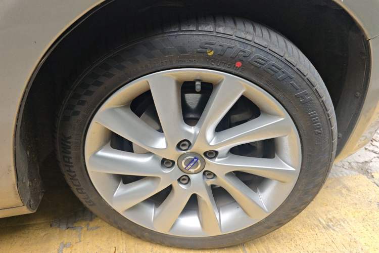 Used Volvo S60 2016 S60L T4 Zhiyuan Edition Right Front Wheel Hub