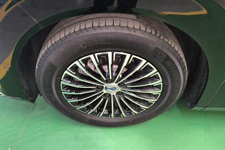 Used Denza D9 2025 DM-i Smart Drive 1020 Four-Wheel Drive Deluxe Model
