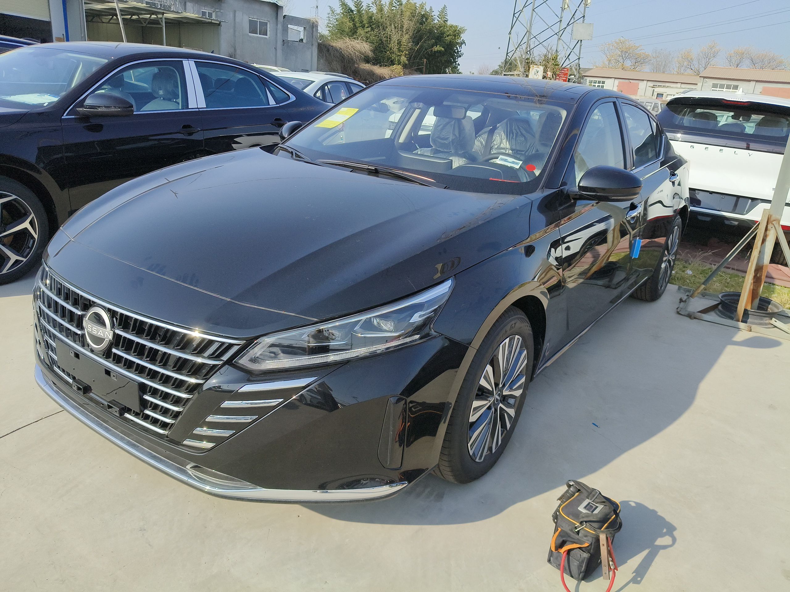 تحت مقدمة السيارة