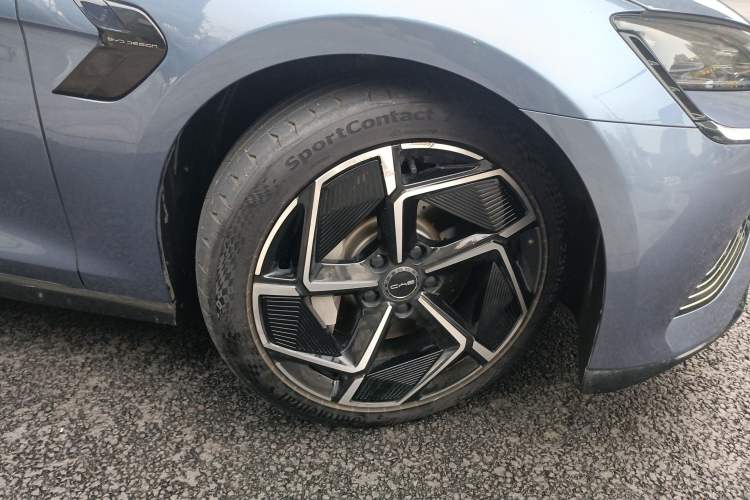 Used BYD Seal 2022 700 km Long-Range Rear-Wheel-Drive Version Right Front Wheel Hub