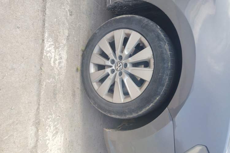 Used Volkswagen Lavida 2013 1.4TSI Manual Comfort Edition Right Front Wheel Hub