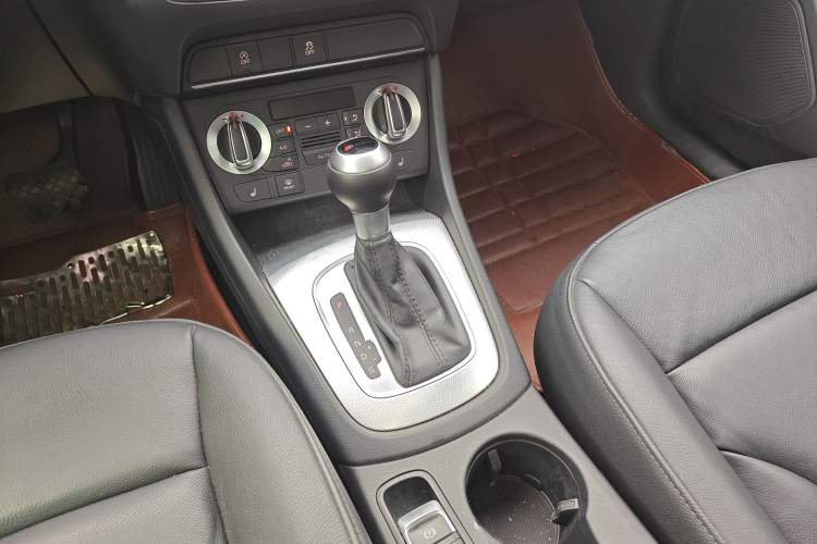 Used Audi Q3 2013 35 TFSI Comfort Model Gear Lever