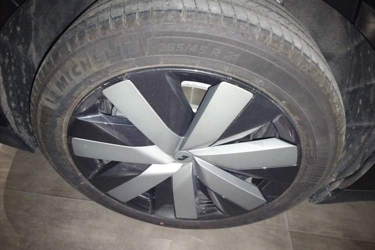 Used Li Auto i6 2025 Model Four-Wheel-Drive Standard Type
