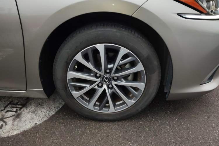 Used Lexus ES 2022 200 Excellence Edition Right Front Wheel Hub