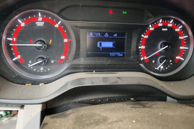 Used SAIC MAXUS Xintu V90 2020 2.0T Manual Yunjie Version Front-Wheel Drive with Single Rear Tire Short Wheelbase High-Roof Design 6-Seater