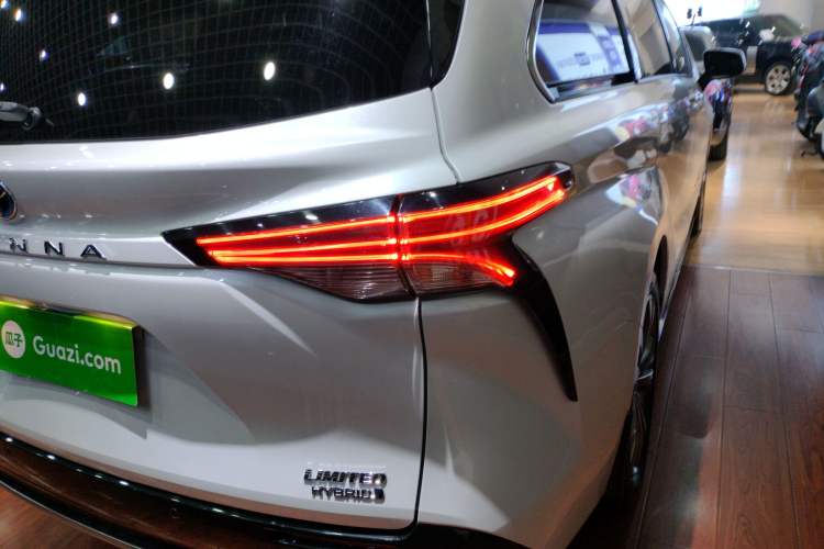 Used Toyota SIENNA 2023 2.5L Hybrid Deluxe Edition