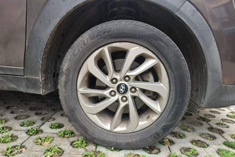 Used Hyundai Tucson 2015 1.6T Dual-Clutch Two-Wheel-Drive Smart Model Right Front Wheel Hub