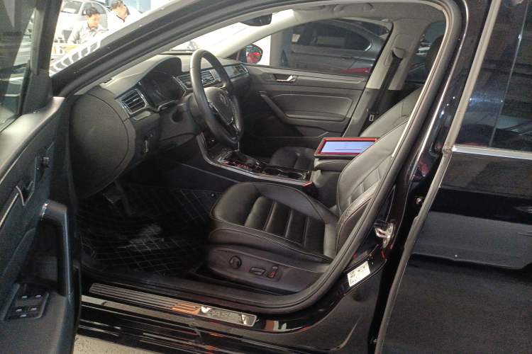 Used Volkswagen Passat 2017 330TSI DSG Luxury Edition Left Front Seat