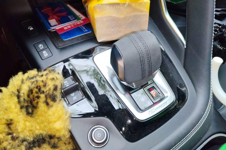 Used Jaguar E-PACE 2024 YAO Black Sport Edition R-DYNAMIC SE BLACK Gear Lever