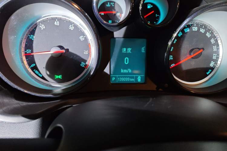 Used Buick Regal 2015 1.6T Leading Technology Model Odometer Close Up