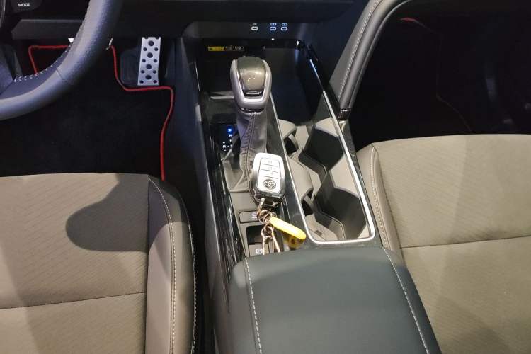 Used Toyota Camry 2026 Model 2.0S Sport Edition Gear Lever