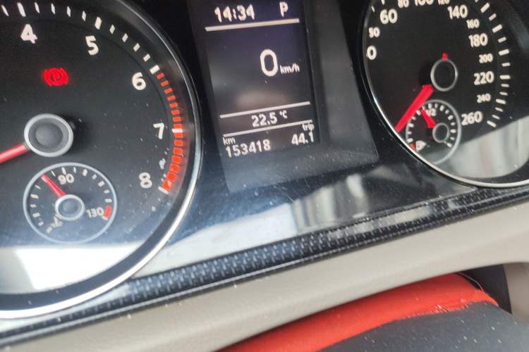 Used Volkswagen Magotan 2015 Facelift 1.8TSI Luxury Model Odometer Close Up